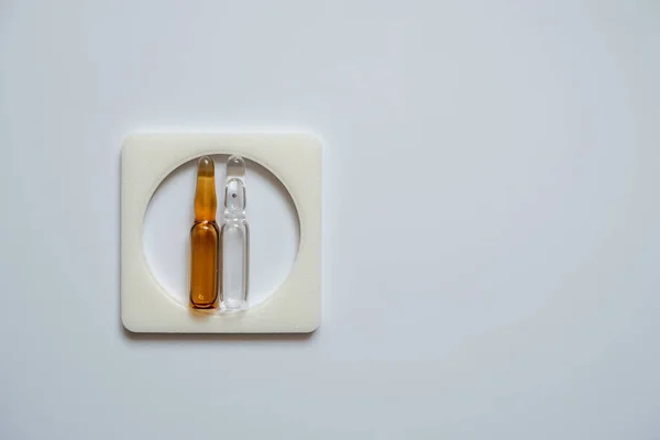 İki ampul, açık ve kahverengi, kare çerçeveye yerleştirilmiş, beyaz sırtlı..