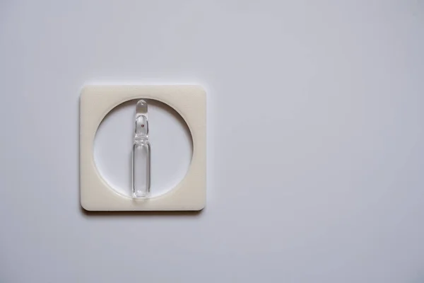 Bir ampul temiz, kare çerçevede, beyaz sırtlı..