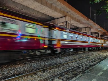 Yolcu treninin son sürat giderken görüntüsü