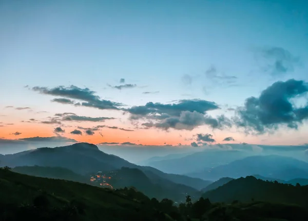 霧の中で山の頂上に早朝の風景 モンジャム チェンマイ — ストック写真