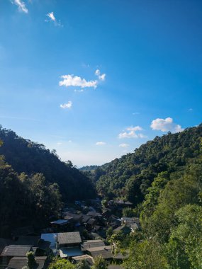 Mae Kampong köy manzarası Dağlara ve gökyüzüne tepeden bakan evler, Chiang Mai, Tayland