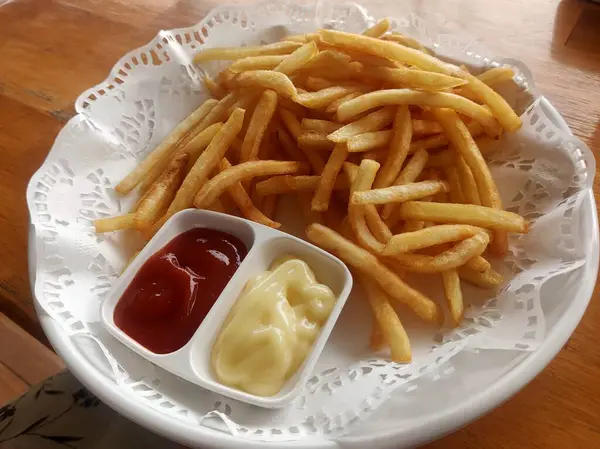 Ketçap ve mayonezli patates kızartması.