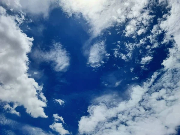 Синій Фон Неба Хмарами — стокове фото