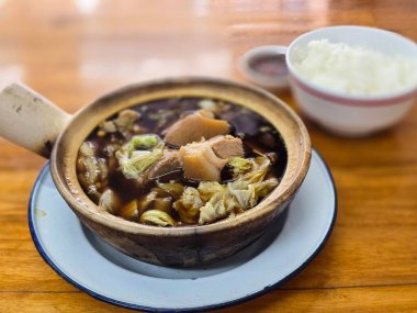Çin domuz çorbası olan Buk Kut Teh, normalde Güneydoğu Asya 'da bulunan pirinç ve sebzelerle yemek yer..