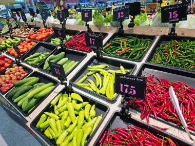 Süpermarketteki sebze reyonunda bir sürü sebze var..