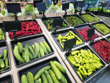 Süpermarketteki sebze reyonunda bir sürü sebze var..