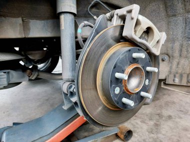 Tekerleksiz araba fren diski, tamir için disk freni, yeni lastik değiştirme işlemi..