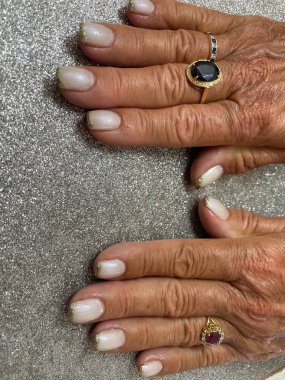 Profesyonel tırnak tasarımı, tırnak eklentileri, jöle cilası, güzel tırnaklar..