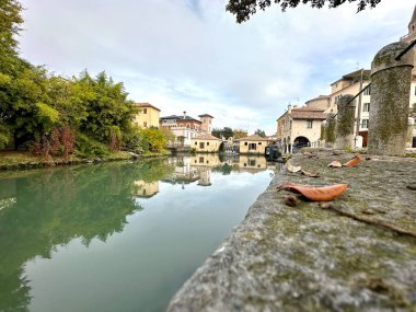 Portogruaro şehrinde yürüyüş ve gözlem - İtalya