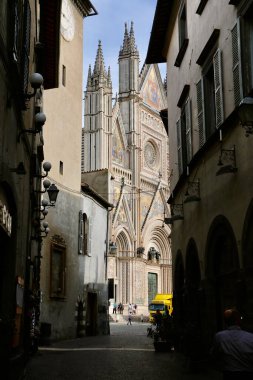 İtalyan yarımadasında yürüyorum ve hayranlık duyuyorum.