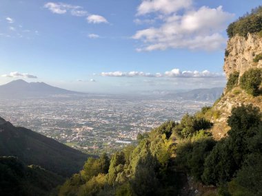 İtalyan yarımadasında yürüyorum ve hayranlık duyuyorum.