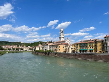 Güzel İtalyan Yarımadası 'nda yürüyorum ve hayranlık duyuyorum