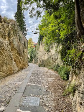 Güzel İtalyan Yarımadası 'nda yürüyorum ve hayranlık duyuyorum