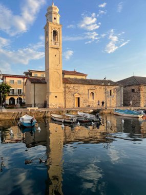 Güzel İtalyan Yarımadası 'nda yürüyorum ve hayranlık duyuyorum