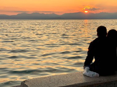 Güzel İtalyan Yarımadası 'nda yürüyorum ve hayranlık duyuyorum