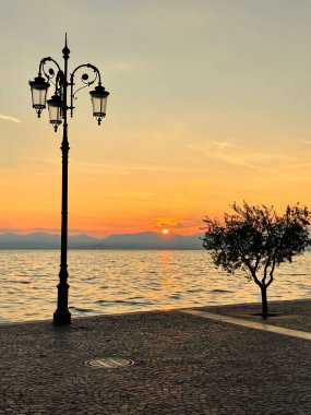 Güzel İtalyan Yarımadası 'nda yürüyorum ve hayranlık duyuyorum