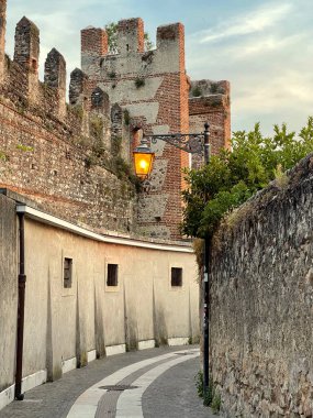 Güzel İtalyan Yarımadası 'nda yürüyorum ve hayranlık duyuyorum