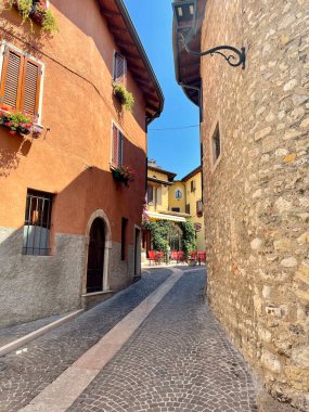 Güzel İtalyan Yarımadası 'nda yürüyorum ve hayranlık duyuyorum