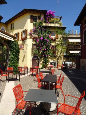 Güzel İtalyan Yarımadası 'nda yürüyorum ve hayranlık duyuyorum