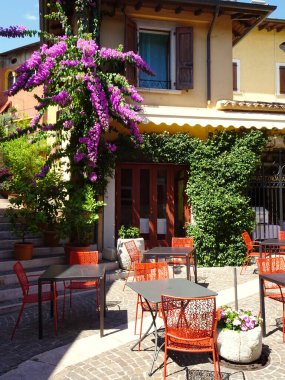 Güzel İtalyan Yarımadası 'nda yürüyorum ve hayranlık duyuyorum