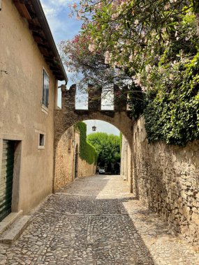 Güzel İtalyan Yarımadası 'nda yürüyorum ve hayranlık duyuyorum