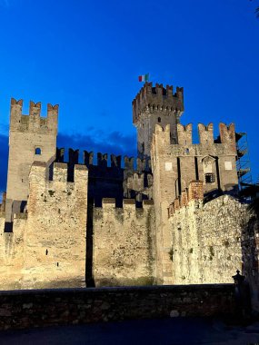 Güzel İtalyan Yarımadası 'nda yürüyorum ve hayranlık duyuyorum