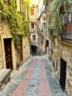 Güzel İtalyan Yarımadası 'nda yürüyorum ve hayranlık duyuyorum