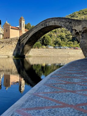 Güzel İtalyan Yarımadası 'nda yürüyorum ve hayranlık duyuyorum