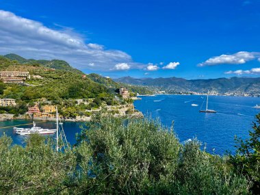 Güzel İtalyan Yarımadası 'nda yürüyorum ve hayranlık duyuyorum