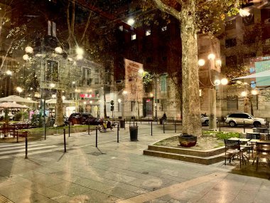 Güzel İtalyan Yarımadası 'nda yürüyorum ve hayranlık duyuyorum