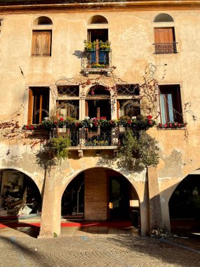 Güzel İtalyan Yarımadası 'nda yürüyorum ve hayranlık duyuyorum