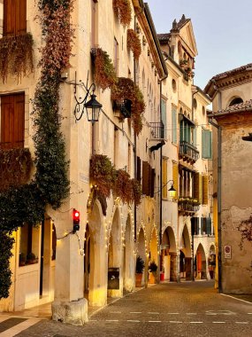 Güzel İtalyan Yarımadası 'nda yürüyorum ve hayranlık duyuyorum