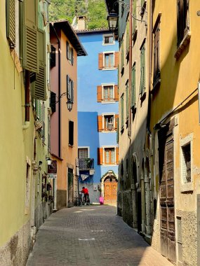 Güzel İtalyan Yarımadası 'nda yürüyorum ve hayranlık duyuyorum
