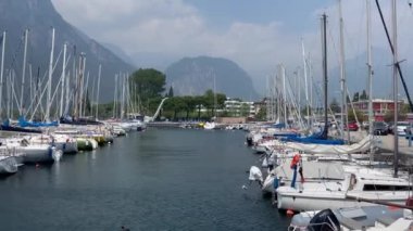 Güzel İtalyan Yarımadası 'nda yürüyorum ve hayranlık duyuyorum