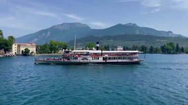 Güzel İtalyan Yarımadası 'nda yürüyorum ve hayranlık duyuyorum