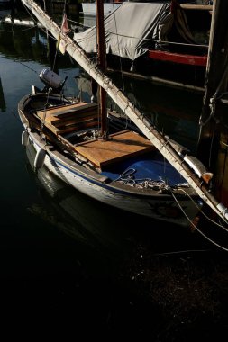 Yürüyorum ve şehrimi gözlemliyorum.