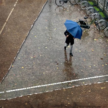 Yapay zeka, şemsiyeli bir adamın dijital sanat çizimini oluşturdu.