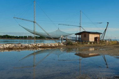 Nehir boyunca balık tutmak için pullar.