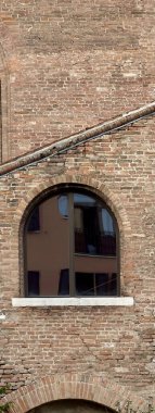 Güzel mimarisi olan tarihi tuğla bina cephesi