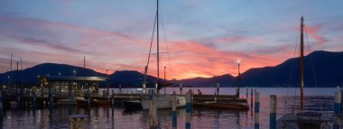 Gün batımında Garda Gölü 'nde küçük bir liman