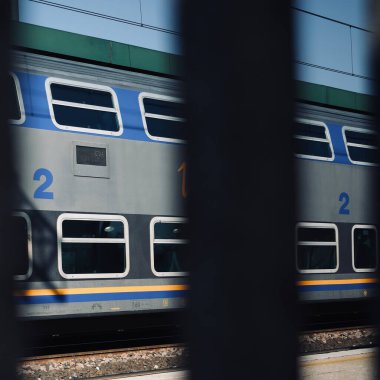 Sarı ve mavi bantlı bir tren lokomotifinin ayrıntıları