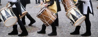 İnsanlar ve davullarla tarihsel temsil