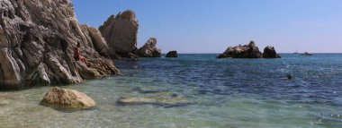 Adriyatik kıyıları, denizdeki büyüleyici dev kayalarla