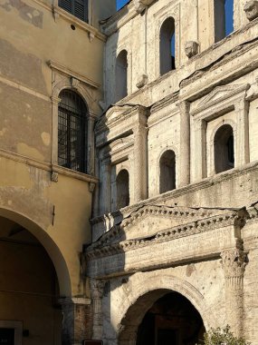 Verona 'daki binaların tarihi cephesi