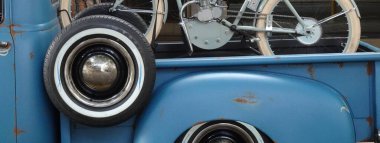 Mavi bir arabanın ayrıntıları.