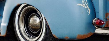 Mavi bir arabanın ayrıntıları.