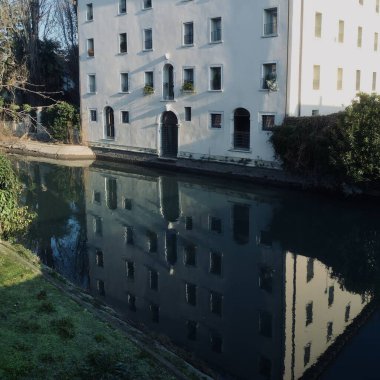 Yakınlardaki nehre tarihi bina yansıdı