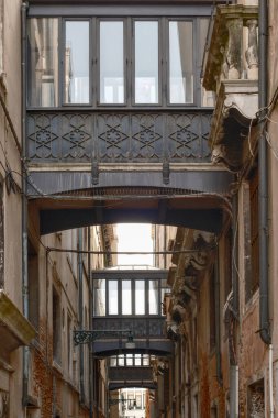 Venedik 'in güzel şehrinde yürüyorum ve hayranlık duyuyorum.