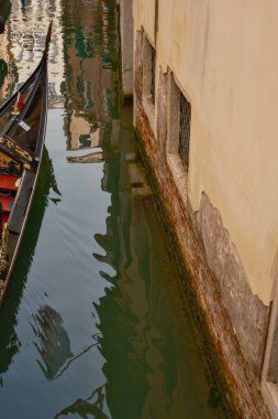 Venedik 'in güzel şehrinde yürüyorum ve hayranlık duyuyorum.