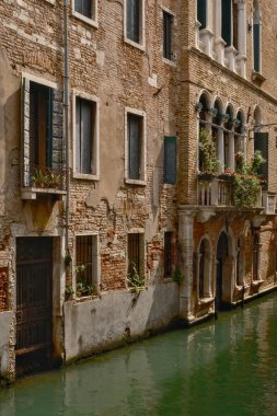 Venedik 'in güzel şehrinde yürüyorum ve hayranlık duyuyorum.